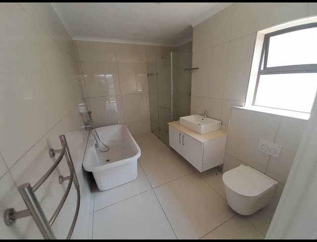 5 BEDROOM FREEHOLD TO LET IN IZINGA ESTATE